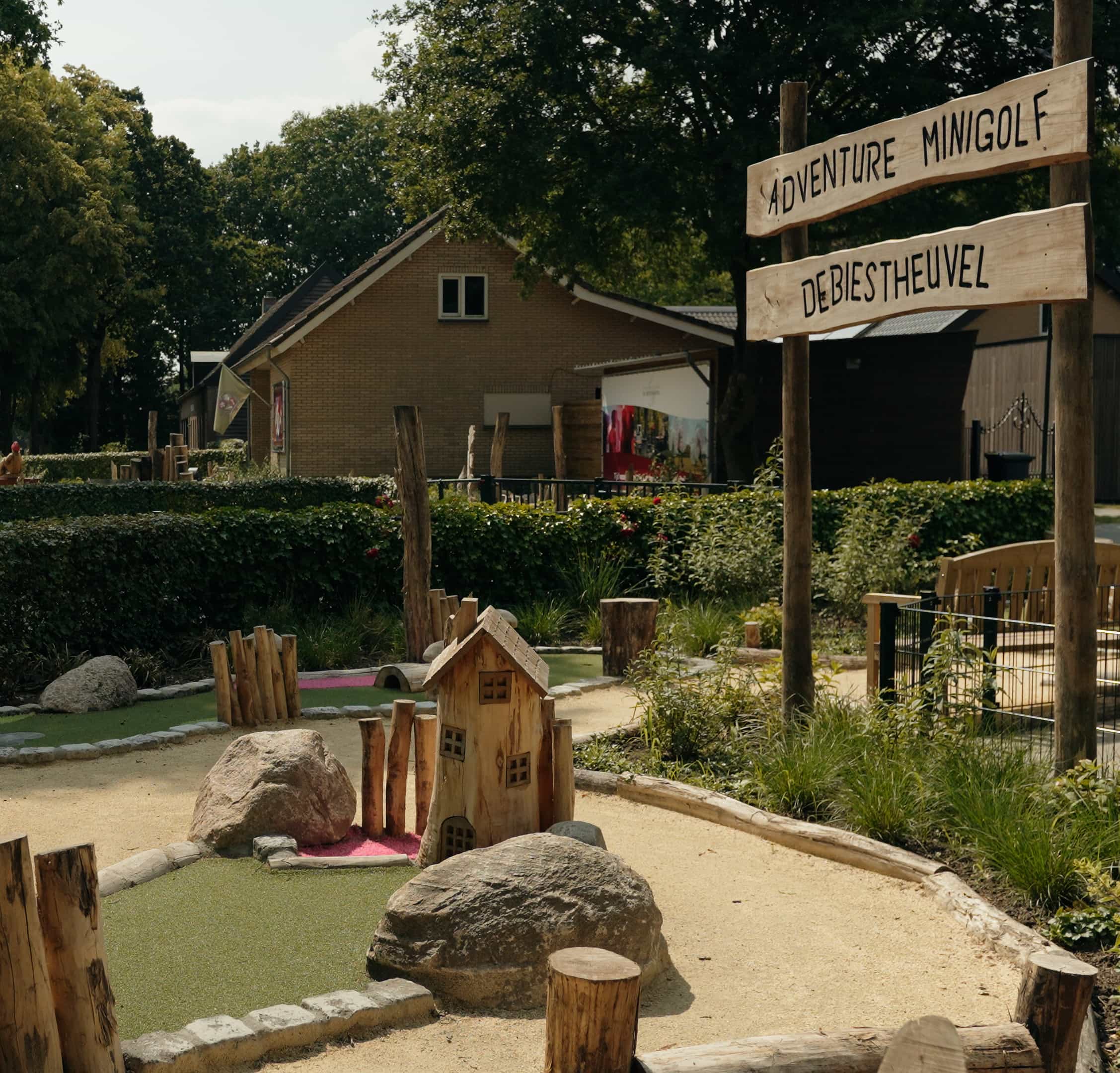 Adventure mini golf